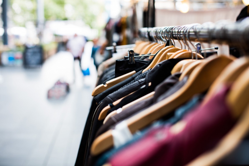 ecommerce-SPERACEDES-min_blur_close_up_focus_hanger_jacket_market_people_rack-1176303