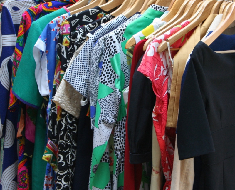 ecommerce-SPERACEDES-min_dresses_apparel_clothing_clothes_clothes_hangers_wooden_hangers_retail_shop_closet-1149845