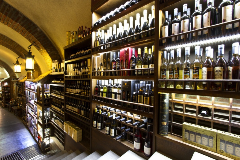 ecommerce-SPERACEDES-min_world_street_travel_shop_canon_georgia_wine_bottles-429767